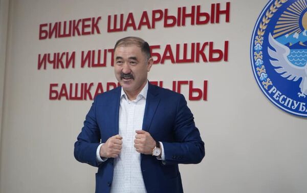 Заместитель начальника управления Нурбек Калыкеев отметил, что жены правоохранителей достойны не только медалей - Sputnik Кыргызстан