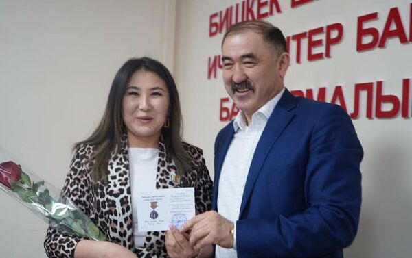 Супруг столичных милиционеров наградили ведомственной медалью Жена офицера, сообщила пресс-служба ГУВД Бишкека - Sputnik Кыргызстан