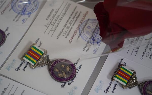 Ведомственные медали Жена офицера для супруг столичных милиционеров - Sputnik Кыргызстан