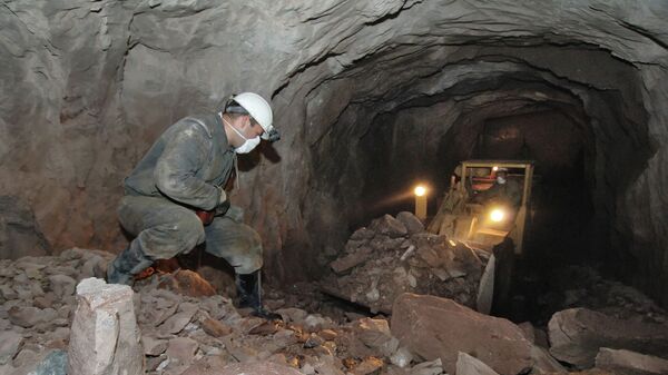 Вывоз уранового грунта погрузочной машиной на руднике. Архивное фото - Sputnik Кыргызстан