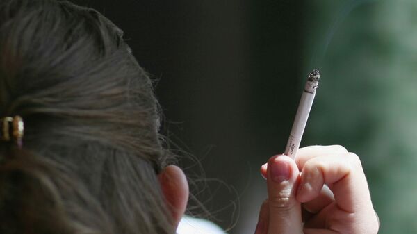 Девушка курит сигарету. Архивное фото - Sputnik Кыргызстан