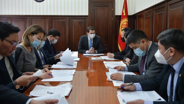 Первый вице-премьер-министр КР Артем Новиков во время совещания по вопросу реализации инициативы Мекен карт - Sputnik Кыргызстан
