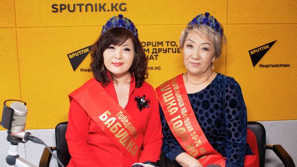 Победительницы конкурса красоты Бабушка года Гульмира Джалиева (слева) и Ракия Табалдиева на радио Sputnik Кыргызстан - Sputnik Кыргызстан