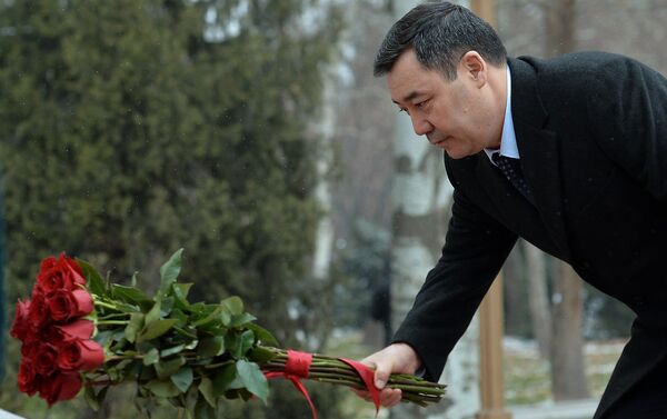 Он возложил цветы к монументу памяти погибших во время аксыйских событий 2002 года и апрельских событий 2010-го на площади Ала-Тоо - Sputnik Кыргызстан