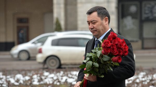 Президент КР Садыр Жапаров во время возложения цветов к Монументу памяти погибших за свободу народа во время Аксыйских событий 2002 года и Апрельских событий 2010 года - Sputnik Кыргызстан