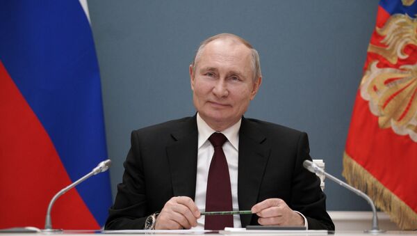 Президент РФ Владимир Путин принимает участие в режиме видеоконференции - Sputnik Кыргызстан