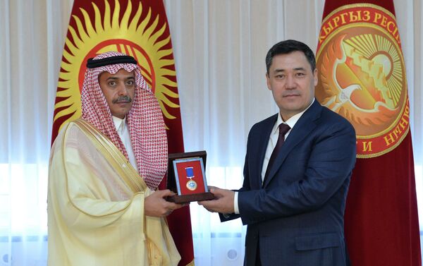 Президент Садыр Жапаров Сауд Аравиянын Кыргызстандагы элчиси Абдурахман бин Саид Аль-Жуманы дипломатиялык ишмердүүлүгүн аяктап жаткандыгына байланыштуу кабыл алды - Sputnik Кыргызстан