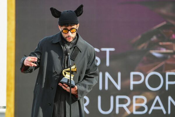 Пуэрто-риканский певец Bad Bunny с наградой на церемонии награждения Грэмми в Лос-Анджелесе - Sputnik Кыргызстан