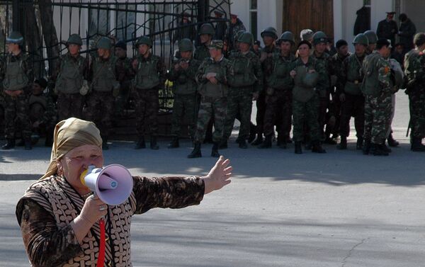 Жалал-Абад шаарындагы облустук администрациянын алдына нааразычык акциясына чыккан аял,  2005-жыл, 11-март - Sputnik Кыргызстан