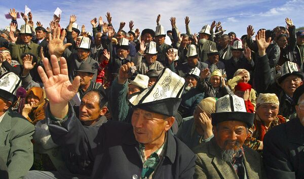 Президент Аскар Акаевдин кызматтан кетүүсүн талап кылган жарандар. Жалал-Абад шаары, 2005-жыл 23-март. - Sputnik Кыргызстан