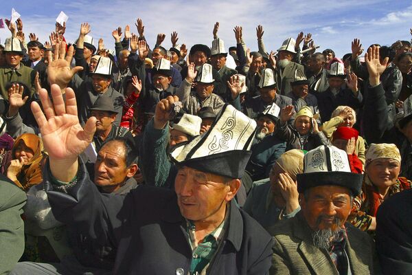 Жалал-Абад шаарында президент Аскар Акаевдин кызматтан кетүүсүн талап кылган митингдин катышуучулары, 2005-жыл, 15-март  - Sputnik Кыргызстан