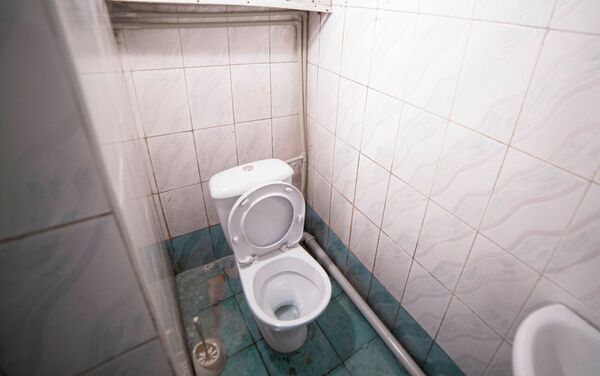 Вид на туалет после ремонта - Sputnik Кыргызстан