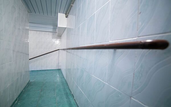 В тренажерном зале обновили раздевалки, душ, туалет, установили поручни, адаптировав условия для ЛОВЗ.  - Sputnik Кыргызстан
