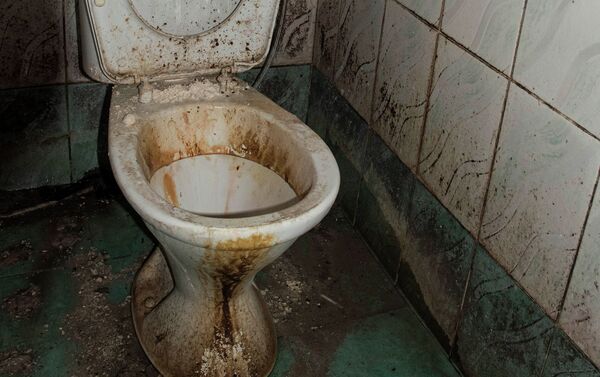 Вид на туалет до ремонта - Sputnik Кыргызстан