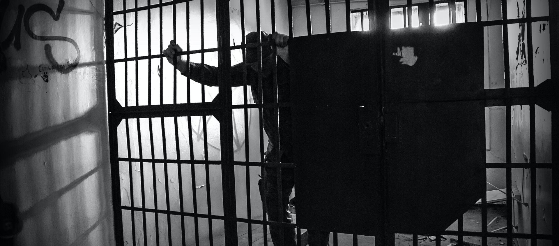 Мужчина за решеткой в тюрьме. Иллюстративное фото - Sputnik Кыргызстан, 1920, 18.03.2021
