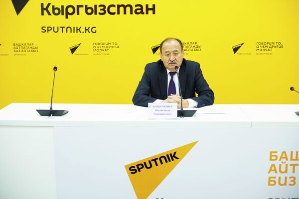 Министр здравоохранения и социального развития Алымкадыр Бейшеналиев рассказал о ситуации с коронавирусом в республике - Sputnik Кыргызстан