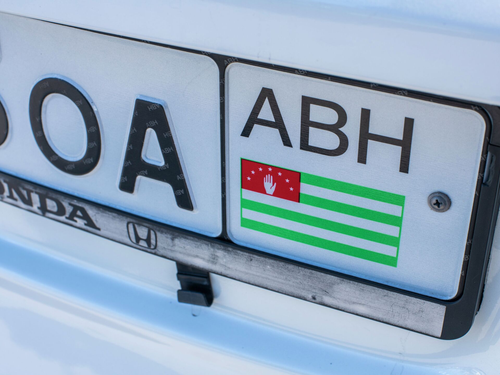 Можно ездить на грузинских номерах. Номера Абхазии автомобильные. Абхазские номера на авто. Номера в Абхазии на автомобиле. Абхазский гос номер автомобиля.