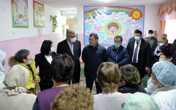 Президент Кыргызстана Садыр Жапаров навестил детей, привезенных из Ирака - Sputnik Кыргызстан