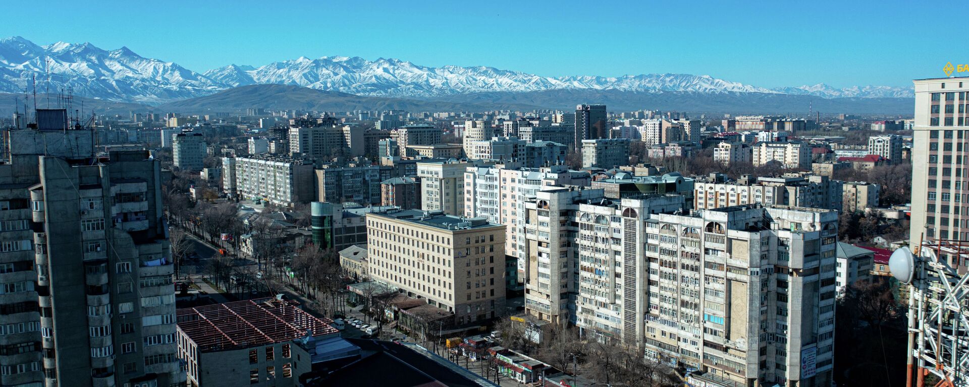 Вид с дрона на многоэтажные дома вдоль улицы Абдрахманова в центре Бишкека - Sputnik Кыргызстан, 1920, 24.03.2021