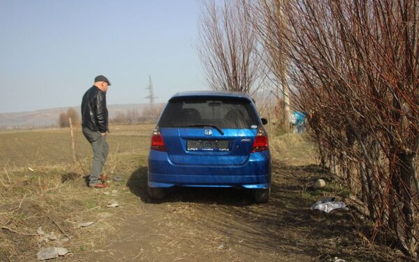 В сельском округе Дон-Булак обнаружена синяя Honda Fit, на которой передвигался подозреваемый - Sputnik Кыргызстан