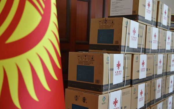 Пресс-служба кабмина представила фотографии прибытия гуманитарного груза — 150 тысяч доз китайской вакцины от COVID Sinopharm - Sputnik Кыргызстан