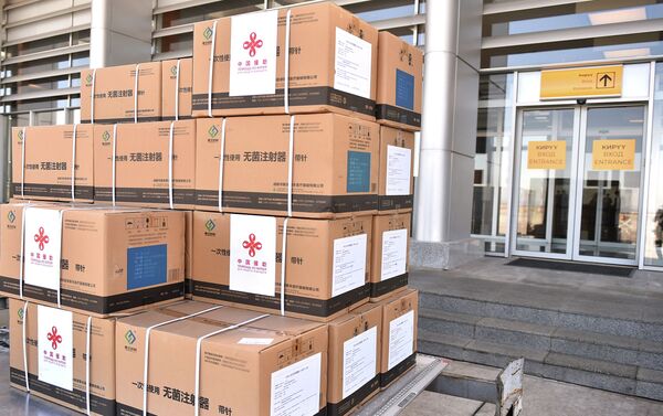 Кытай Кыргызстанга COVID-19га каршы 150 миң доза SinoPfarm вакцинасын акысыз берип, жүк бүгүн Бишкекке алып келинди - Sputnik Кыргызстан