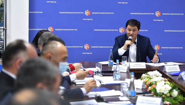 Премьер-министр КР Улукбек Марипов на выездном совещании с участием представителей строительных компаний, мэрии города Бишкек и государственных структур - Sputnik Кыргызстан