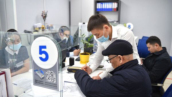 Сотрудники во время обслуживания клиентов. Архивное фото - Sputnik Кыргызстан
