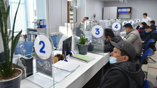 Сотрудники предприятия во время работы. Архивное фото - Sputnik Кыргызстан