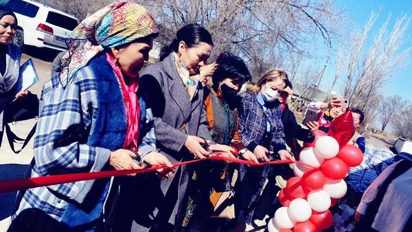 Токмоктогу балдар үйүнө ишкер айымдар тигүүчү өнөркана ачып берди - Sputnik Кыргызстан