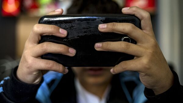 Мальчик смотрит видео на смартфоне. Архивное фото - Sputnik Кыргызстан