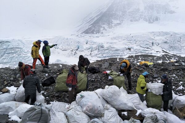 Уборка мусора на северном склоне Джомолунгмы в Тибетском автономном районе Китая - Sputnik Кыргызстан