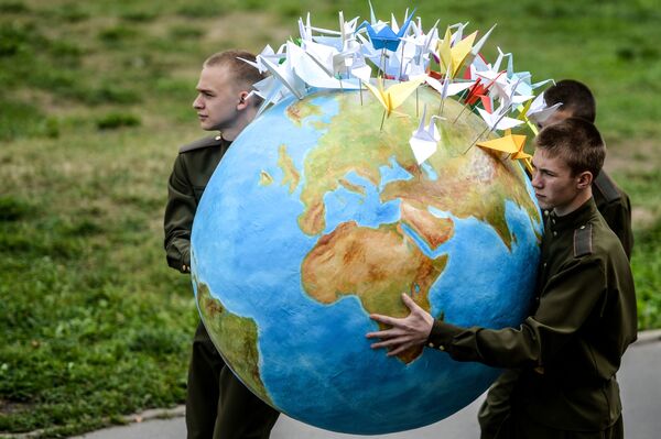 Празднование 70-й годовщины окончания Второй мировой войны в Великом Новгороде - Sputnik Кыргызстан