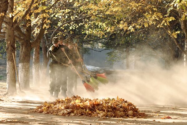 Курсанты проводят уборку на территории Голицынского военного института Пограничных войск ФСБ России - Sputnik Кыргызстан
