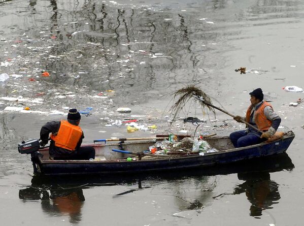 Рабочие в Пекине (Китай) убирают мусор, плавающий в канале - Sputnik Кыргызстан