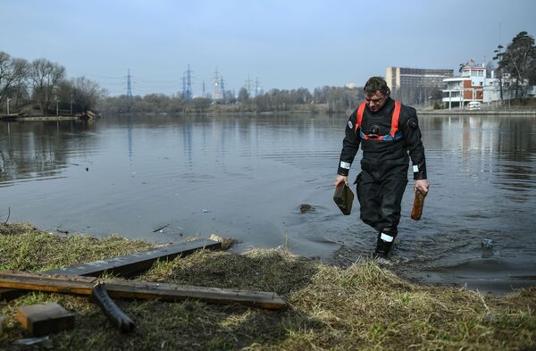 Сотрудник спасательной службы во время очистки дна водоема от мусора в Москве - Sputnik Кыргызстан