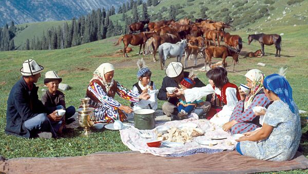 Жылкычы Асеин Мамбетов үй-бүлөсү менен, 1978-жыл - Sputnik Кыргызстан