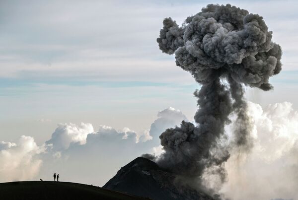 Извержение вулкана Фуэго в Гватемале - Sputnik Кыргызстан