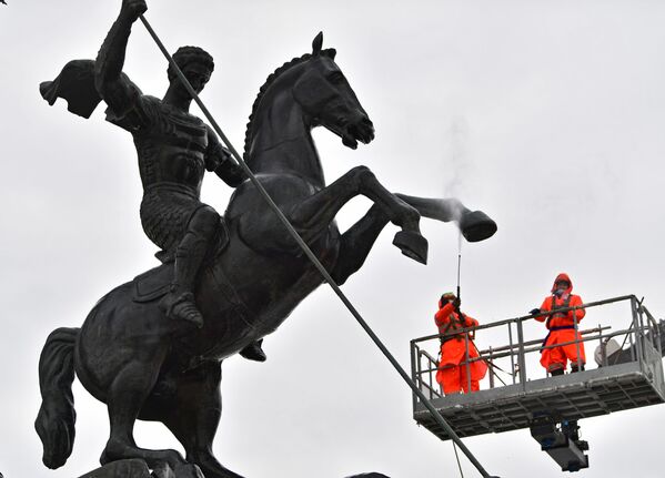 Помывка монумента Победы на Поклонной горе  - Sputnik Кыргызстан