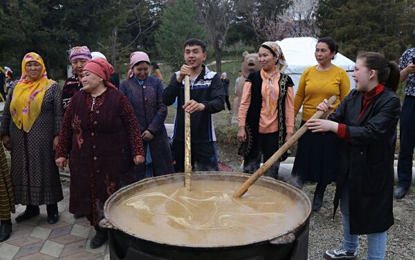 Празднование Нооруза в парке Мээрим - Sputnik Кыргызстан