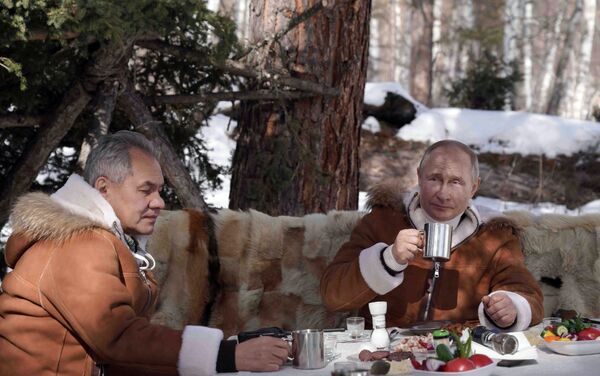 Президент РФ Владимир Путин и министр обороны РФ Сергей Шойгу (слева) во время отдыха в тайге. - Sputnik Кыргызстан