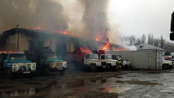 Пожар в здании Комбината коммунальных предприятий в Токмоке - Sputnik Кыргызстан