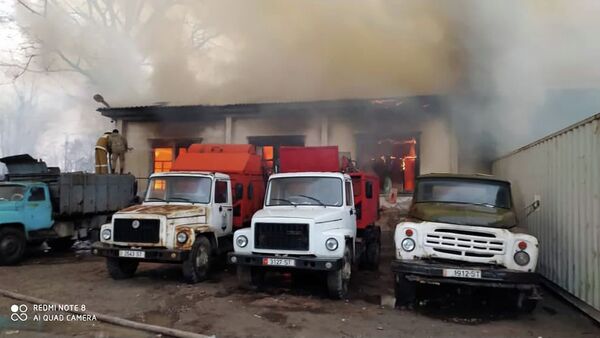 Пожар в здании Комбината коммунальных предприятий в Токмоке - Sputnik Кыргызстан