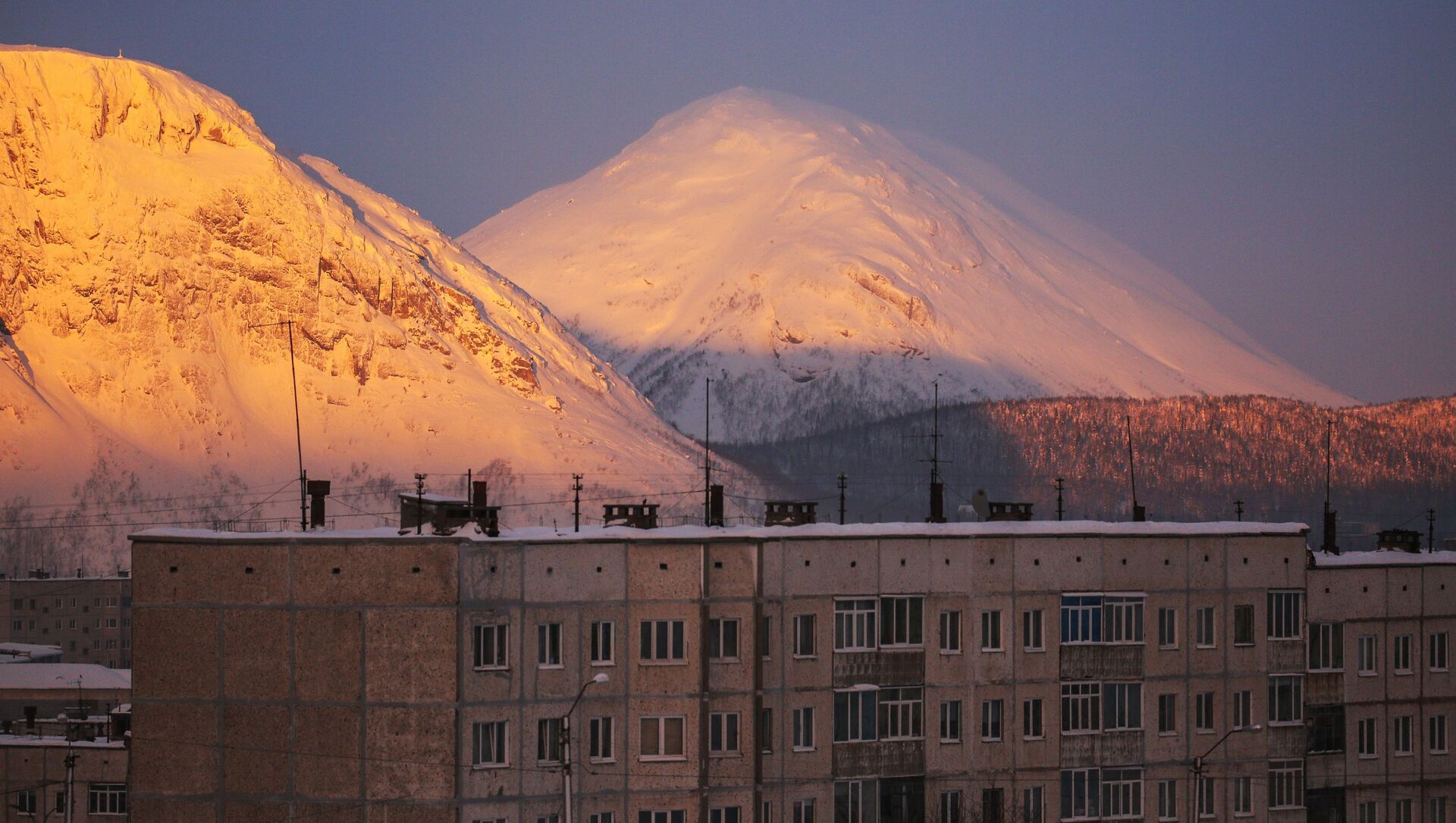 Горы на фоне жилых домов. Архивное фото - Sputnik Кыргызстан, 1920, 23.03.2021