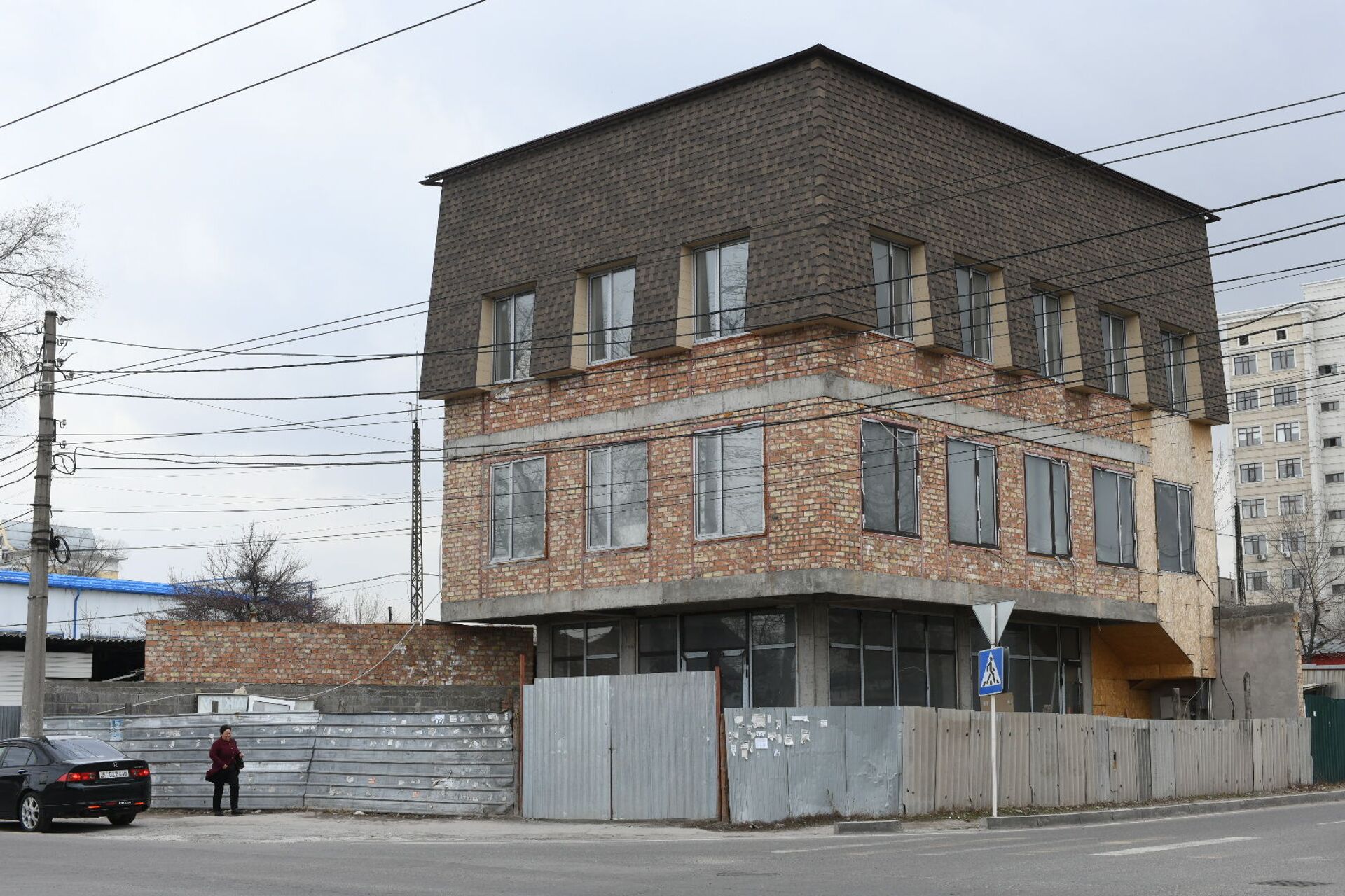 Бишкекчан удивило странное здание. Как оно на самом деле выглядит — фото - Sputnik Кыргызстан, 1920, 23.03.2021