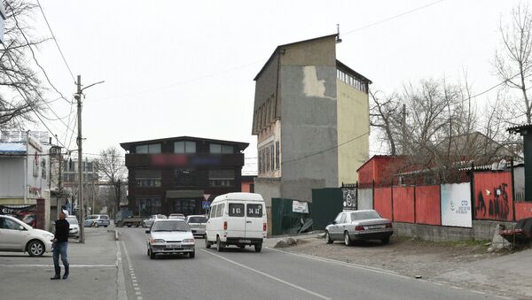 Здание на пересечении улиц Горького и Абая, которое кажется очень тонким в ширину - Sputnik Кыргызстан