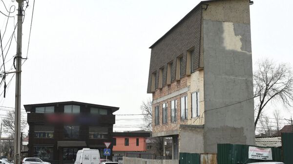 Здание на пересечении улиц Горького и Абая, которое кажется очень тонким в ширину - Sputnik Кыргызстан