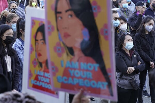 Протестующие с плакатами во время акции Stop Asian Hate в США - Sputnik Кыргызстан