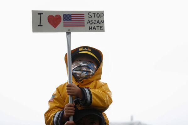 Ребенок с плакатом во время акции Stop Asian Hate в США - Sputnik Кыргызстан