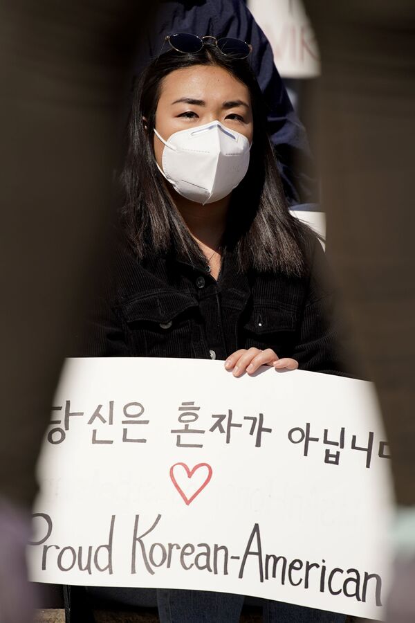 Девушка с плакатом во время акции Stop Asian Hate в США - Sputnik Кыргызстан